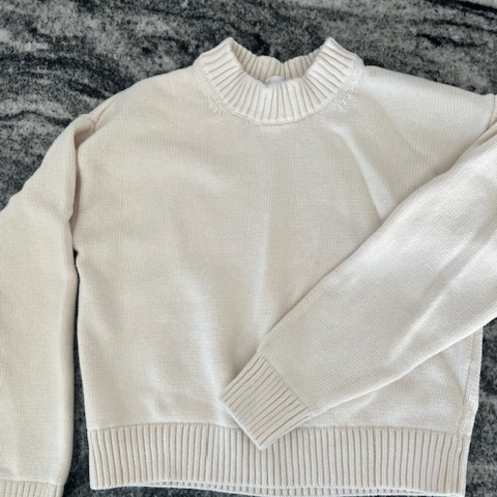 GAP ribbed‎ knit turtleneck sweater in an ivory or off-white color Women's SMALL